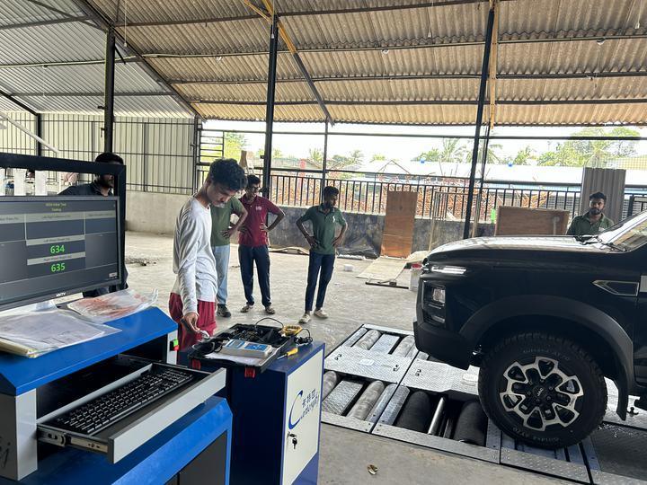 ৫-ইন-১ রোলার ব্রেক টেস্টার ৪০০০ কেজি ম্যাক্স এক্সেল লোডের সাথে পেটেন্টযুক্ত স্যান্ডিং রোলার এবং ইন্ডাস্ট্রিয়াল কন্ট্রোল কম্পিউটার