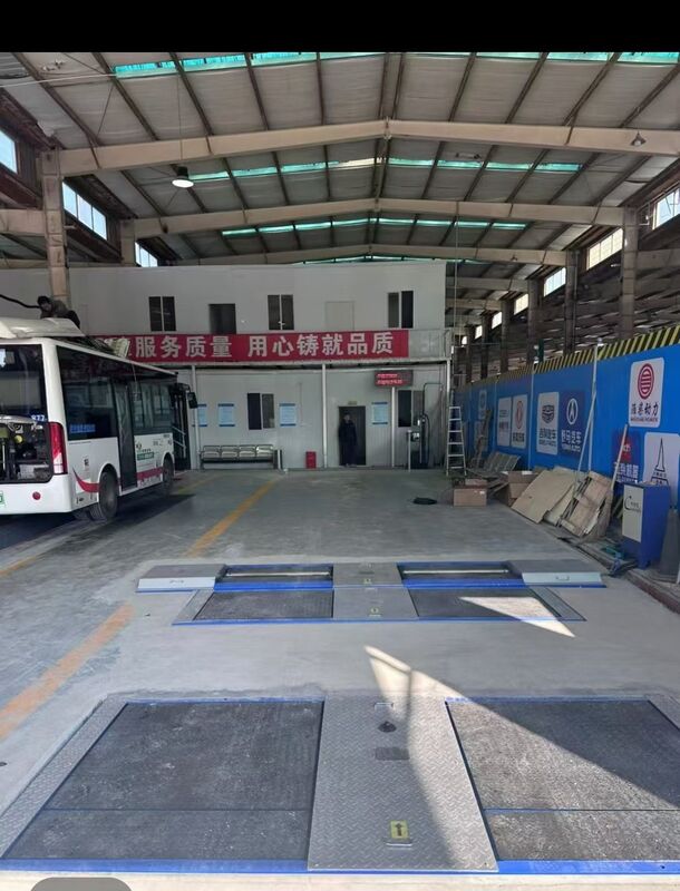 মেরামতের কারখানার জন্য কার্টেসি ট্রাক টেস্ট লেন অটোমোবাইল রোলার ব্রেক টেস্টার অক্ষের সাথে শক্তি লোড ডুয়াল প্লেট পার্শ্ব স্লিপ টেস্টার 10T ক্ষমতা